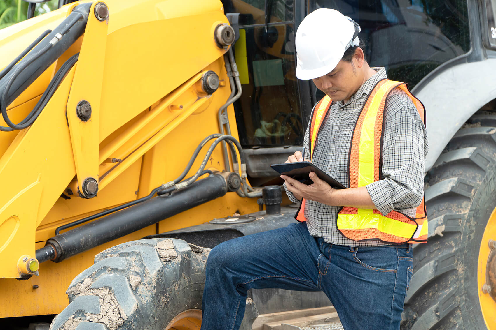 construction-worker-tablet